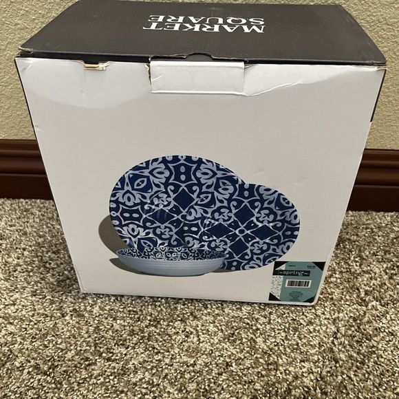 NEW 12 PIECE MELAMINE DINNERWARE SET - Picture 4 of 5